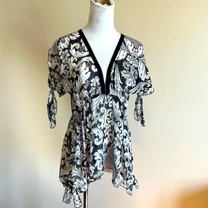 Anna Sui casual flirty blouse. Black and tan floral paisley design